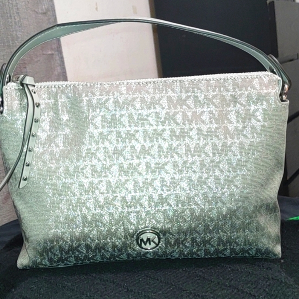 MICHAEL Michael Kors Silver Crossbody Bag with Sleek Design